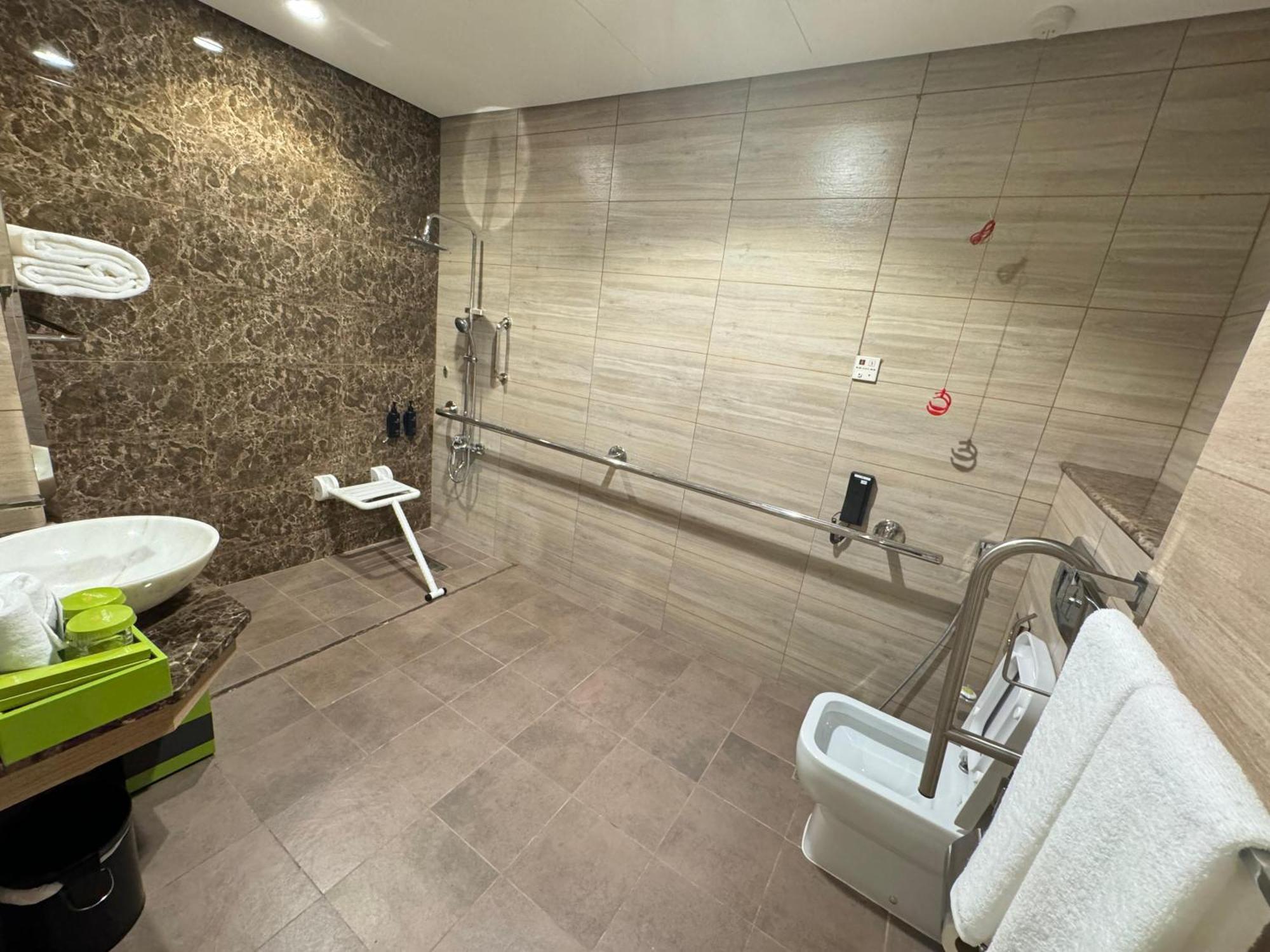 La Quinta By Wyndham Abu Dhabi Al Wahda Hotel Exterior photo