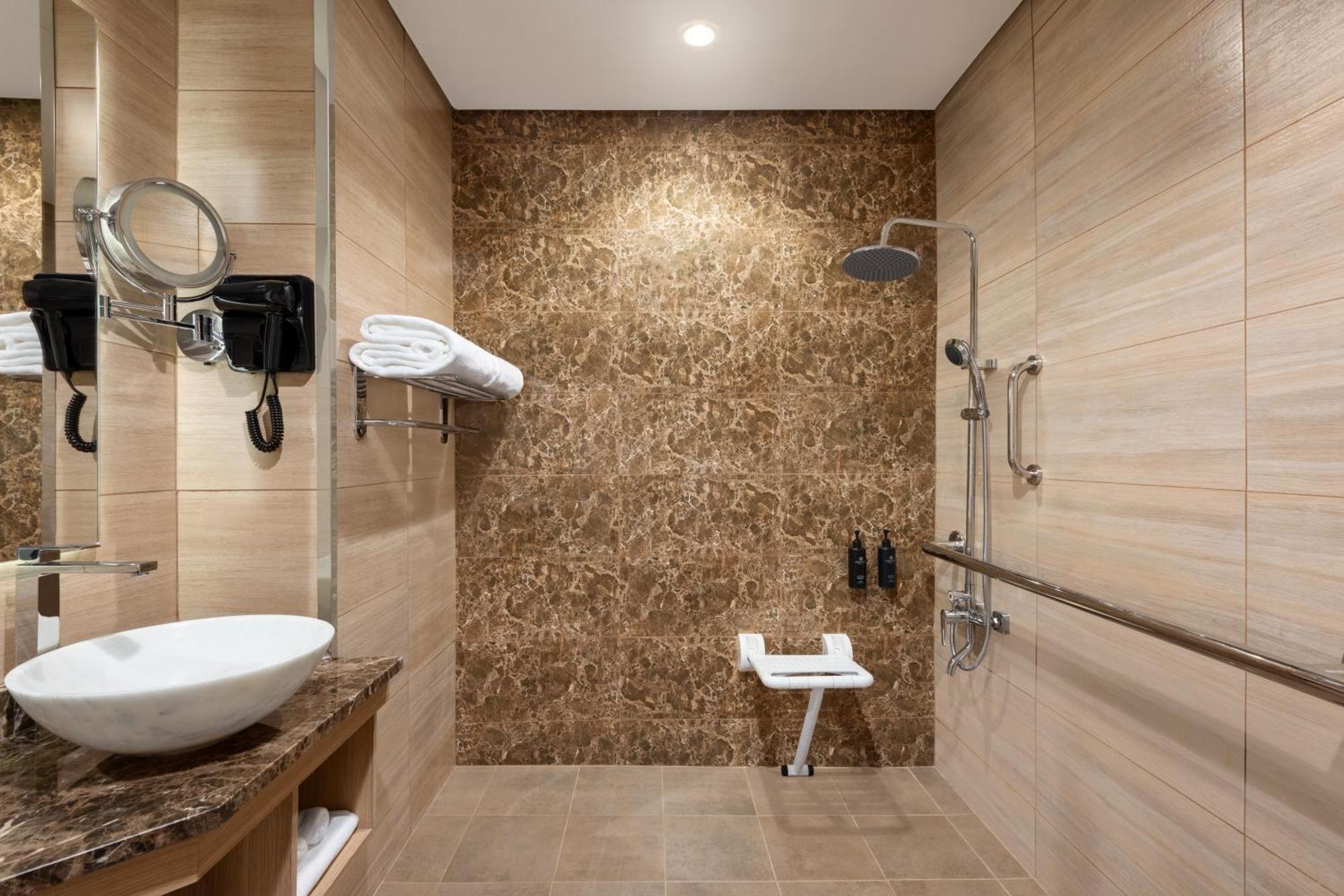 La Quinta By Wyndham Abu Dhabi Al Wahda Hotel Exterior photo