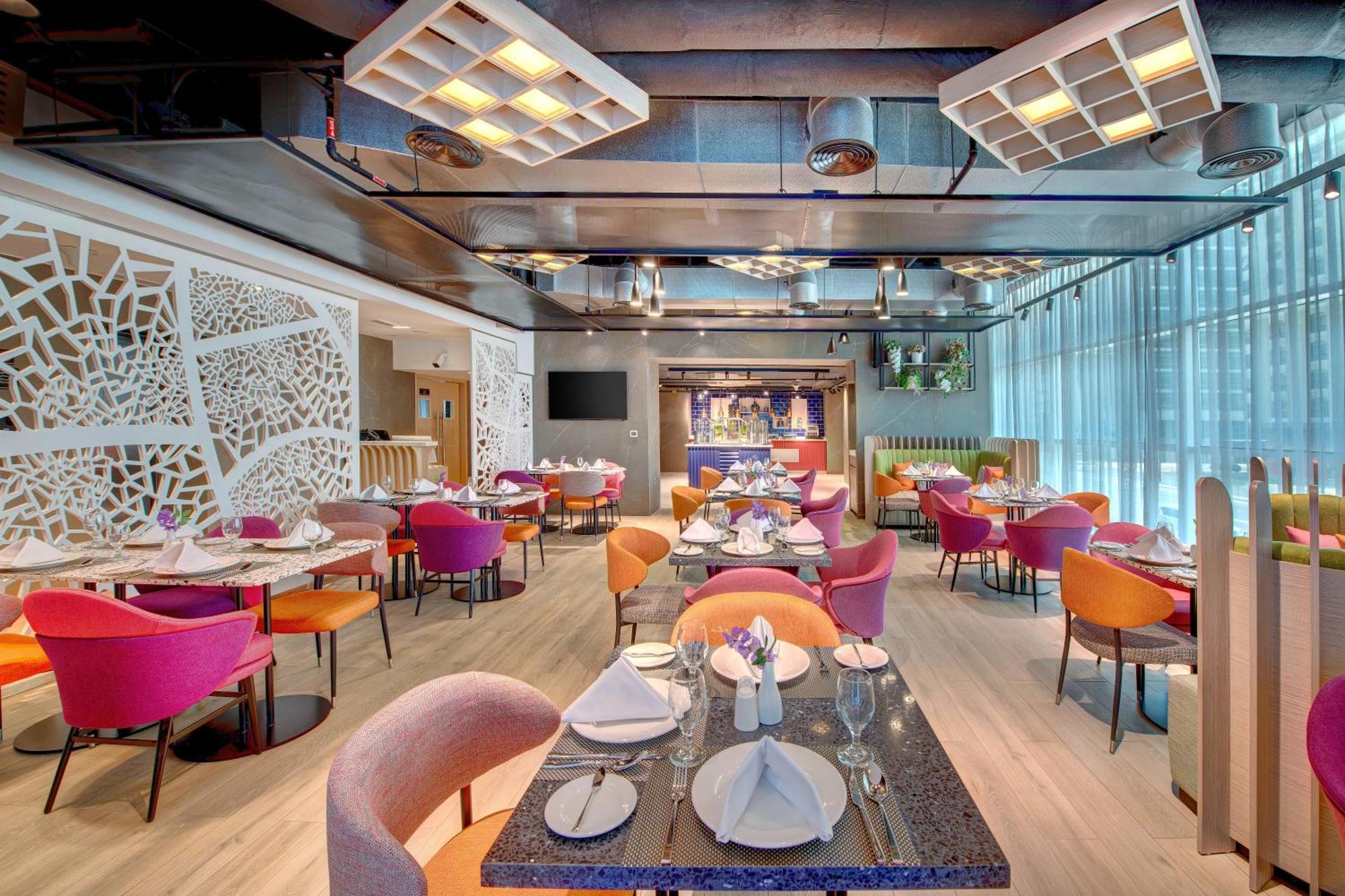 La Quinta By Wyndham Abu Dhabi Al Wahda Hotel Exterior photo