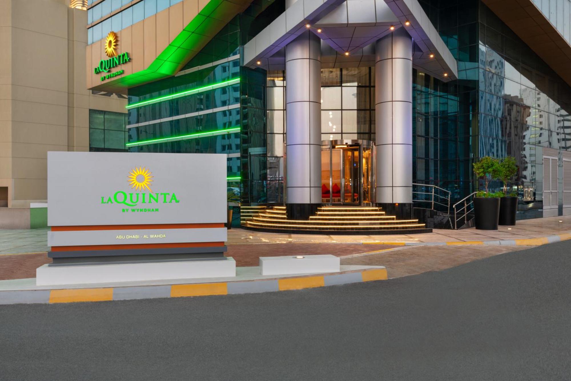 La Quinta By Wyndham Abu Dhabi Al Wahda Hotel Exterior photo